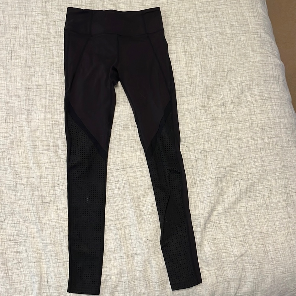 Split 59 leggings with cutouts on the calf’s